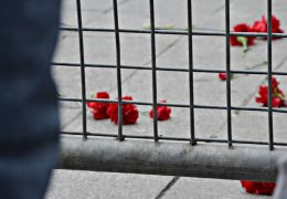 Polise rağmen karanfiller