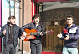 Koma Dengda renk katıyor