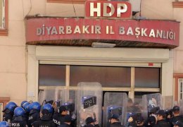 Polis HDP’ye gidenleri fişliyor