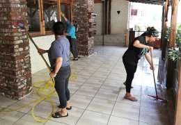 Kepenk açan esnaf kaygılı