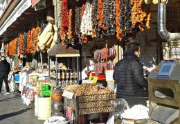 Amed kepenk indiriyor