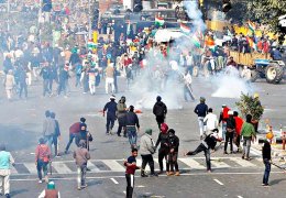 Hindistan polisi çiftçilere saldırdı