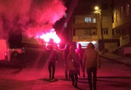 Gençlerden meşaleli yürüyüş