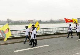 Gençlerden Paris'te uzun yürüyüş