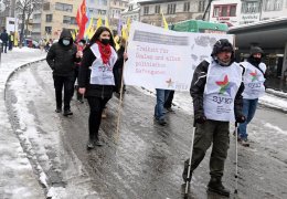 Komploya karşı Basel’de uzun yürüyüş