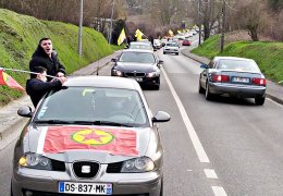 Komplo protestoları sürüyor
