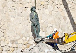 Diktatörün son heykeli de çöplüğe!