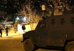 Baskın sırasında bebeğini düşürdü