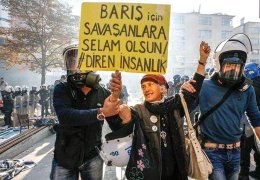 Sokaklardan Perihan abla geçti