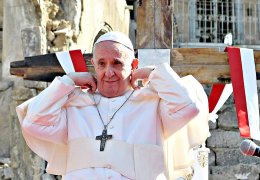 Papa kilise enkazında dua etti