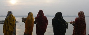 Hindu kadınlar güneşin yükselişine ve batışına dua ediyor