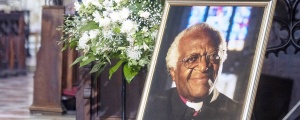 Desmond Tutu son yolculuğuna uğurlandı