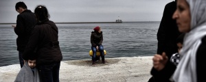 Yunan polisi mülteci bebeği denize attı