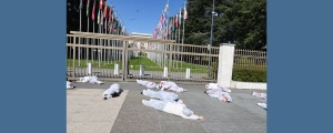 BM önünde kanlı tulumla protesto