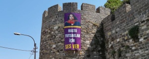 Aysel Tuğluk’un posteri Kadifekale surlarına asıldı
