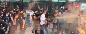 Polis, öğretmenlere saldırdı