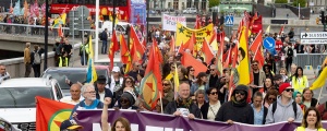 İsveçliler PKK bayrakları ile yürüdü