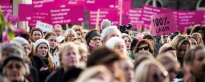 Kadınlar ücret eşitsizliğine karşı grevde