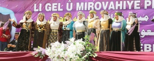 Sahnedeki mutlu kadınlar