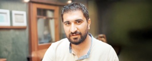 İzlerin peşine düşen yönetmen