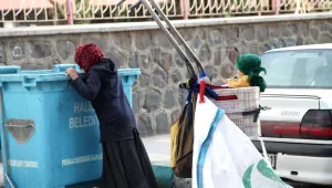 Sırtında çekçek, küfesinde çocuk