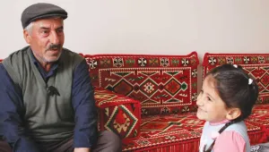 Torunlarını Kürtçe masallarla büyütüyor