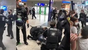 Alman polisi barış heyetine saldırdı