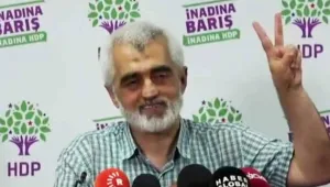 Dimdik girdi, öyle de çıktı