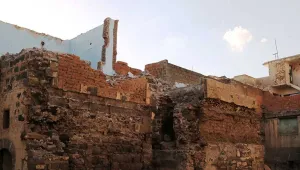 Tarihi yapıları yıkıyor, taşlarını da satıyor