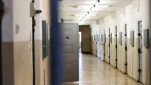 Kadın tutsağa cinsel taciz