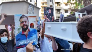 Beyrut'ta ailelerden tabutlu protesto