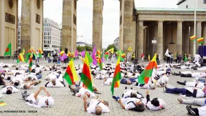 Kürt kırımına kefenli protesto