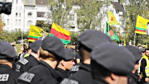 YPG bayrağı için mekana giren polis suçlu