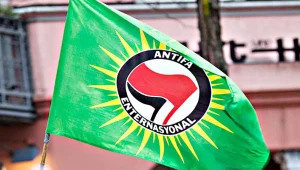 Antifa bayrağı davası yangından mal kaçırır gibi