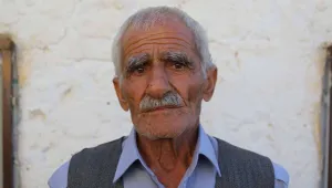73 yaşındaki Dinler yere atılıp tekmelendi