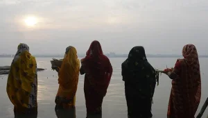 Hindu kadınlar güneşin yükselişine ve batışına dua ediyor