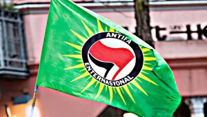 Antifa bayrağına beraat