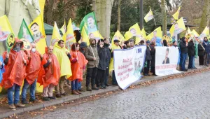 Kürtler AK önünde nöbette