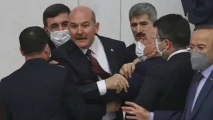Suçişleri Bakanı'na ayna tutuldu