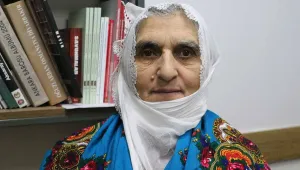 Evladının şalını bırakmıyor