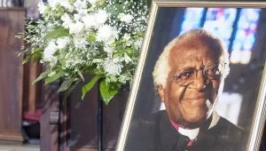 Desmond Tutu son yolculuğuna uğurlandı