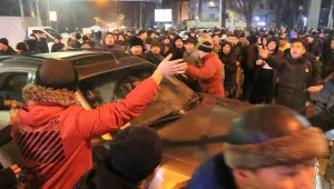 Protestolar istifa ettirdi