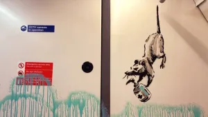 Londra metrosunu boyadı