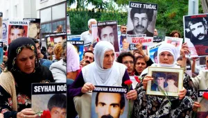 Küfretmedim diyen ilk taşı atsın; vallahi atanın eli taş kesilecektir
