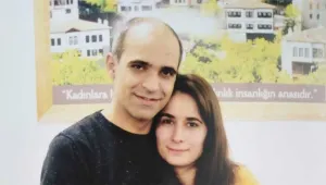 Eşinin yanına oturması yasak