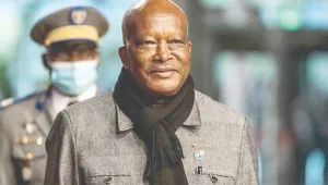 Askerler Kabore’yi alıkoydu 