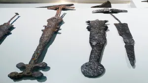 Viking silahları inceleniyor