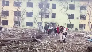 Mariupol’de hastane vuruldu