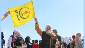 Hasibe ana, bayrağı 25 yıldır taşıyor