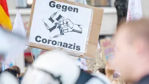 3 Alman'dan biri demokrasi karşıtı!